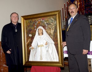 El pintor y el Hermano Mayor de la cofradía en el momento de presentación de la obra